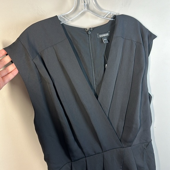 NWT Express V-Neck Faux Wrap Pleated Sheath Dress Black Size L - Picture 10 of 14